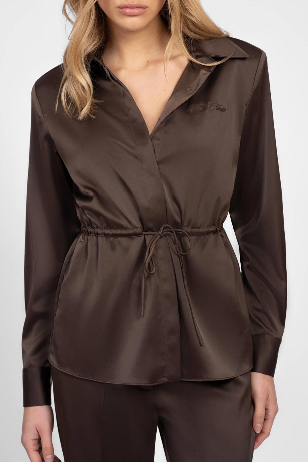 Donkerblauwe dames Fifth House satijnen blouse met effen, lange mouwen, klassieke kraag, knoopsluiting en tunnelkoord