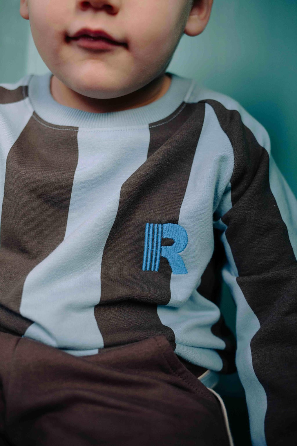 Donkerbruin en lichtblauwe jongens Riffle Amsterdam gestreepte sweater met lange mouwen en ronde hals