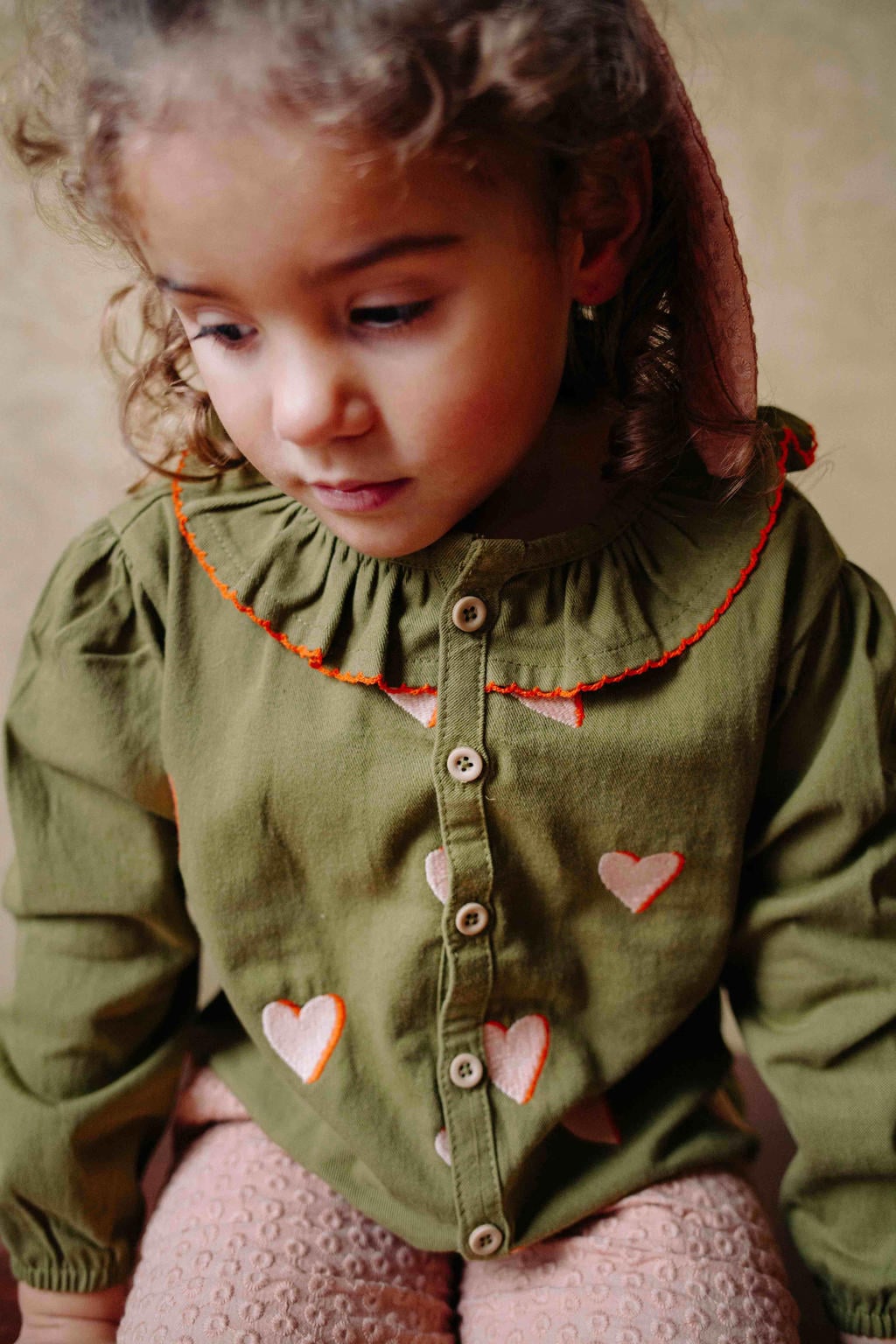 Groen en roze meisjes Riffle Amsterdam blouse van katoen met hartjesprint, peter pan-kraag en knoopsluiting