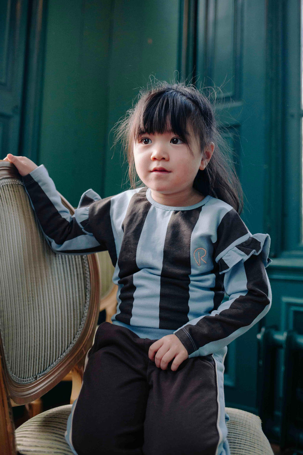 Donkerbruin en lichtblauwe meisjes Riffle Amsterdam gestreepte sweater met lange mouwen, ronde hals, knoopsluiting en geribde boorden