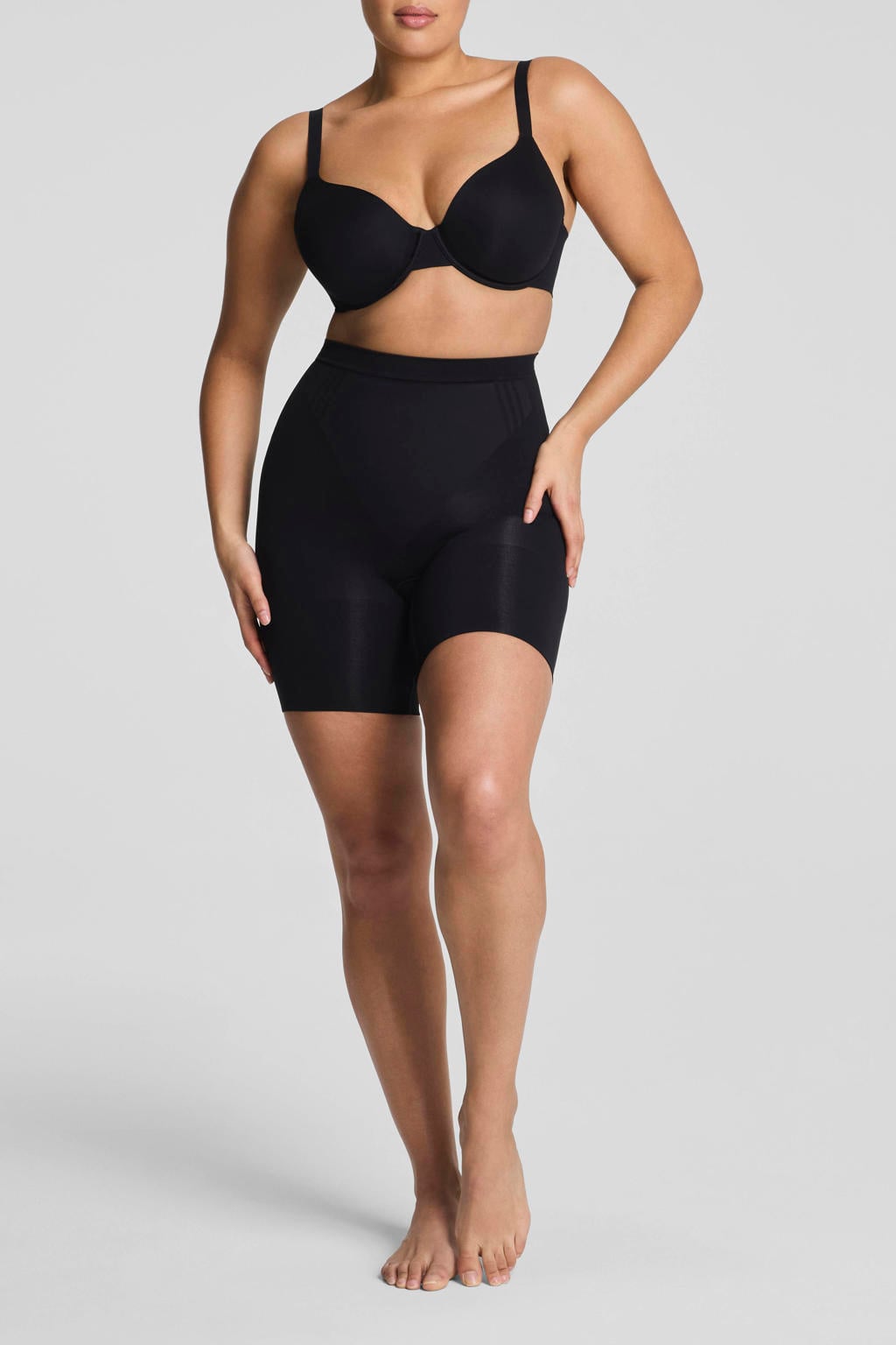 SPANXsculpt™ GoFigure seamless sterk corrigerende mid thigh short - zwart