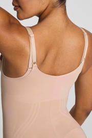thumbnail: SPANXsculpt™ GoFigure seamless sterk corrigerende body Open Bust Bodysuit - lichtbeige