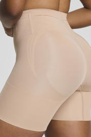 thumbnail: SPANXsculpt™ GoFigure mid thigh seamless sterk corrigerende short - lichtbeige