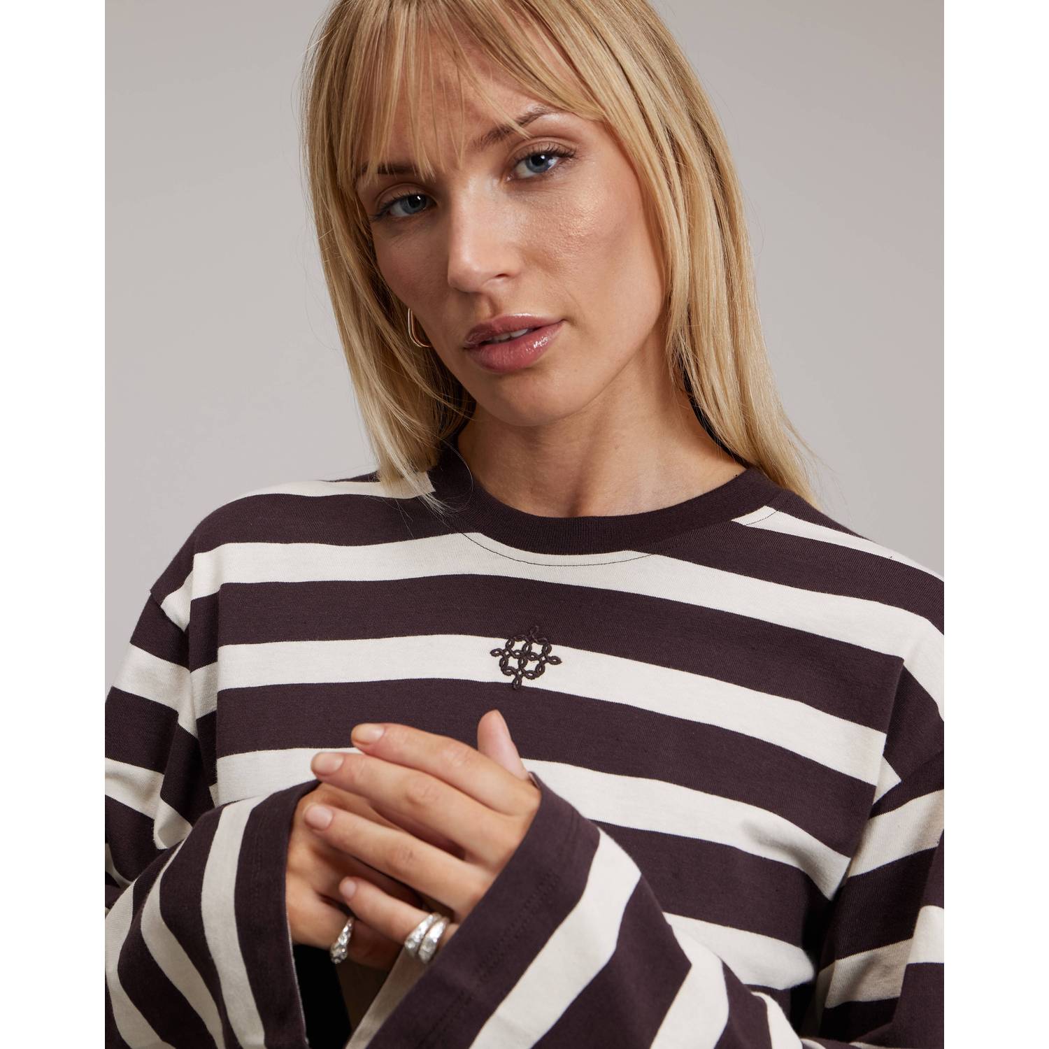 Pink Noir gestreept T-shirt donkerbruin