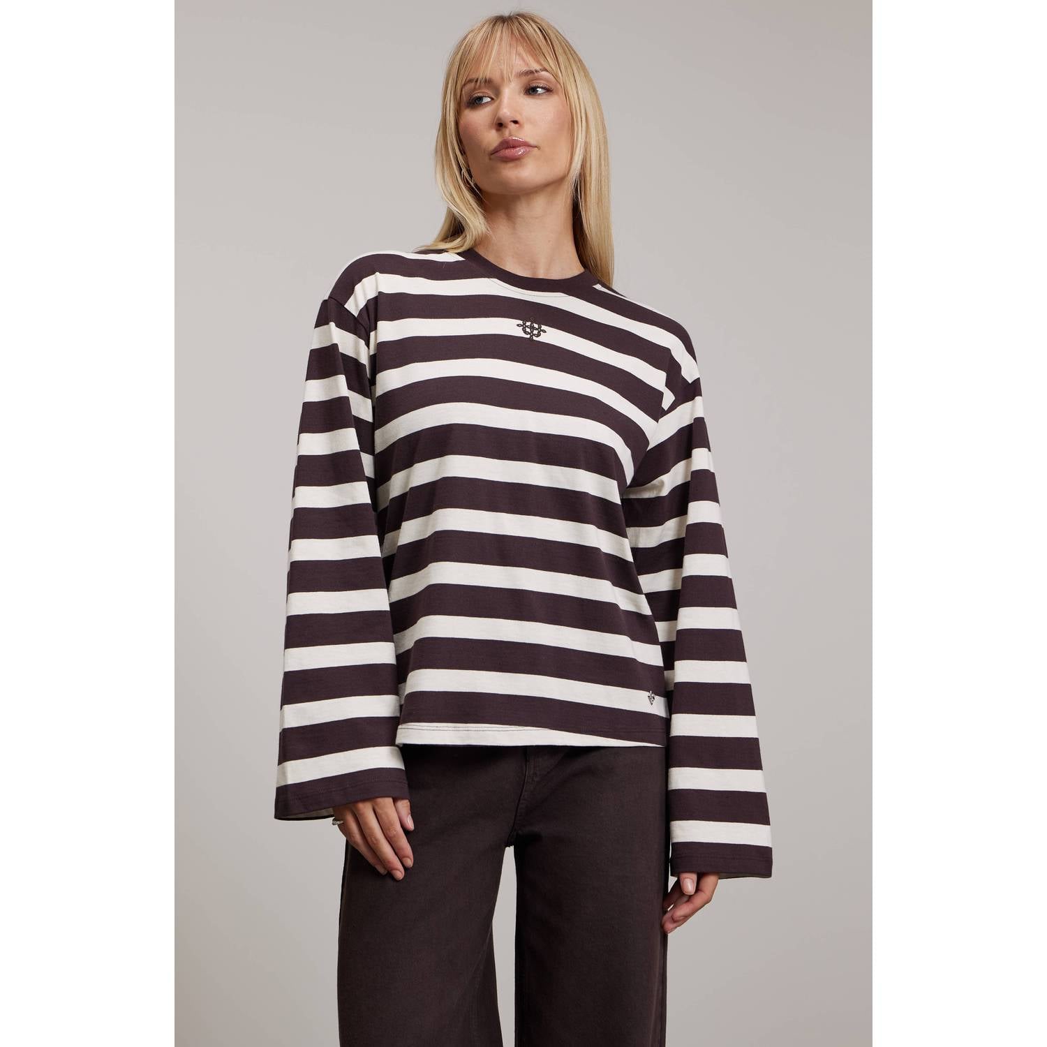 Pink Noir gestreept T-shirt donkerbruin