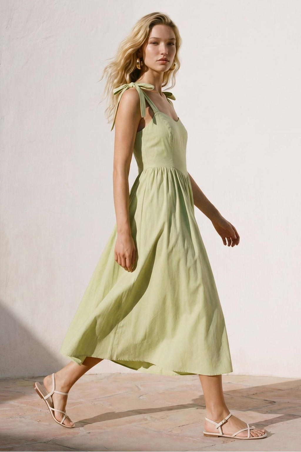 Lichtgroene dames VERO MODA katoenen midi jurk met hartvormige hals, striksluiting en geweven detail
