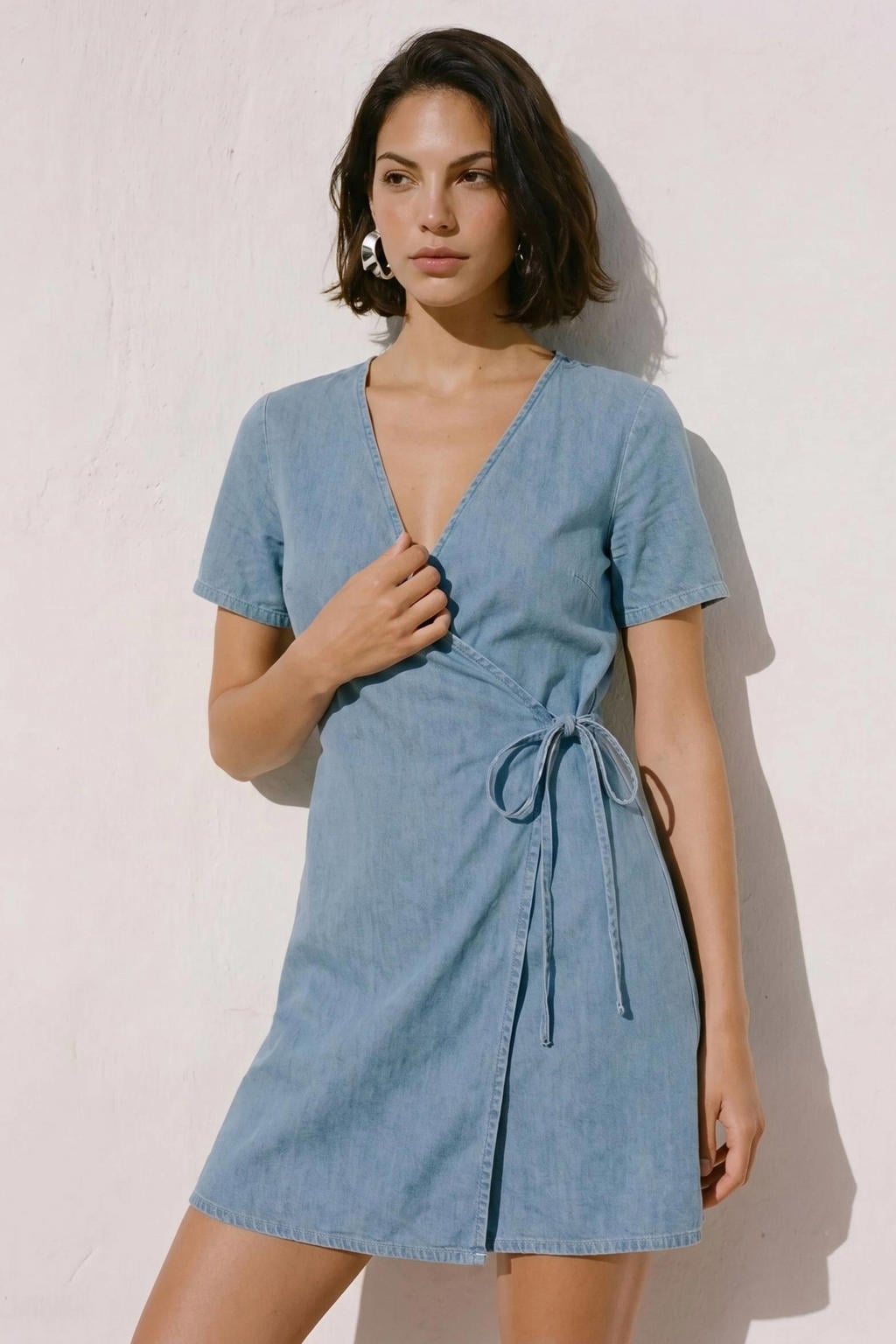 Light blue denim dames VERO MODA katoenen korte wikkeljurk met korte mouwen, overslagkraag en striksluiting