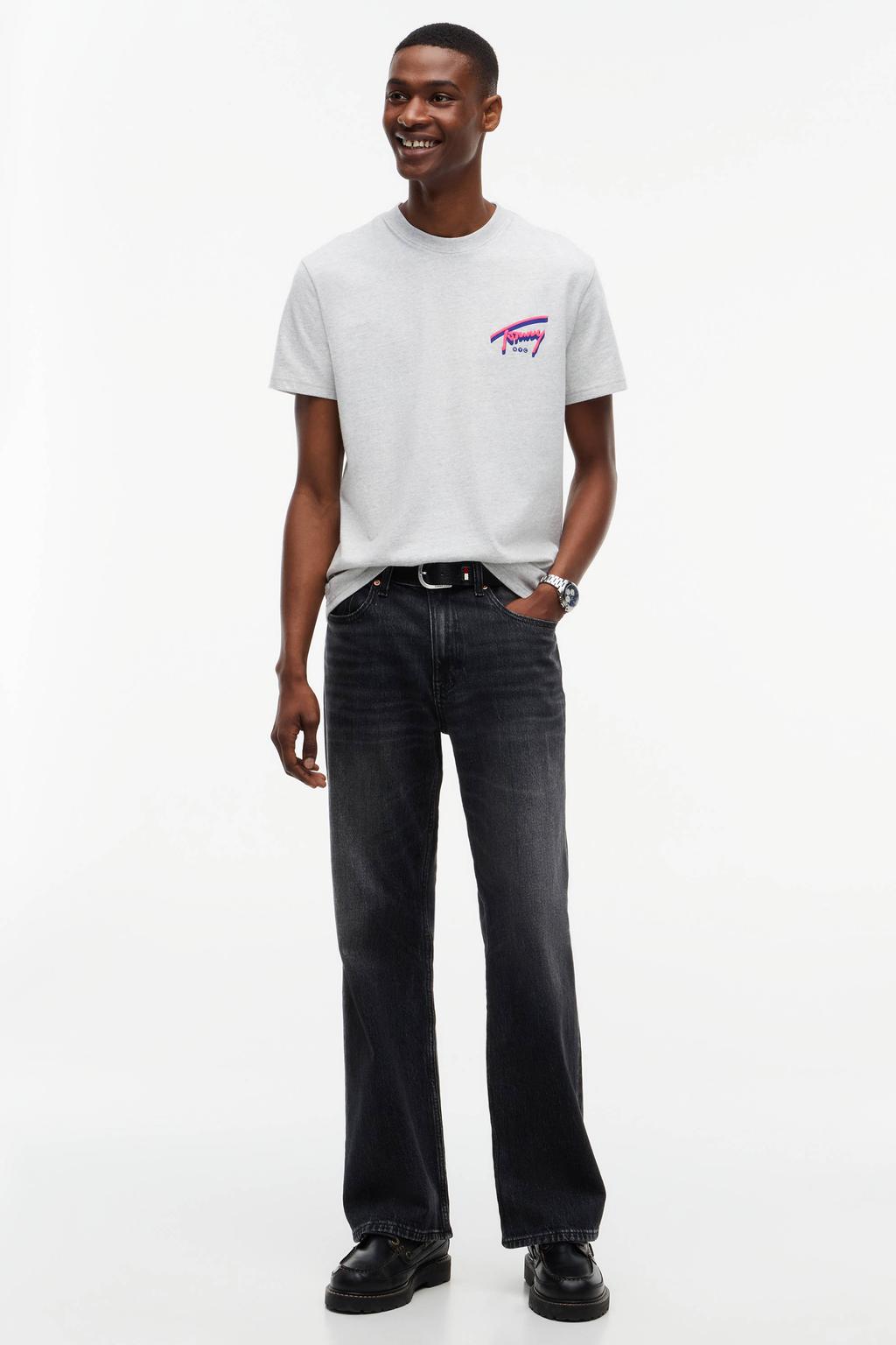 Lichtgrijze heren Tommy Jeans regular fit T-shirt van katoen met korte mouwen en ronde hals