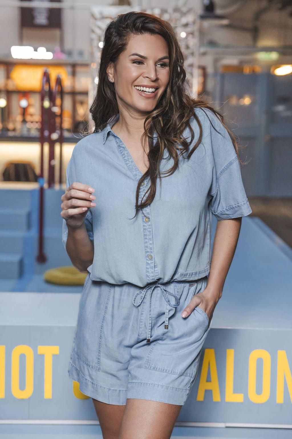 Lichtblauwe dames Zoso top van viscose met effen, korte mouwen en V-hals