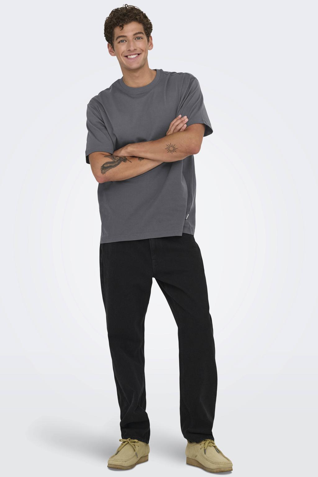Grijze heren ONLY & SONS relaxed T-shirt pinstripe van katoen met effen, korte mouwen en ronde hals