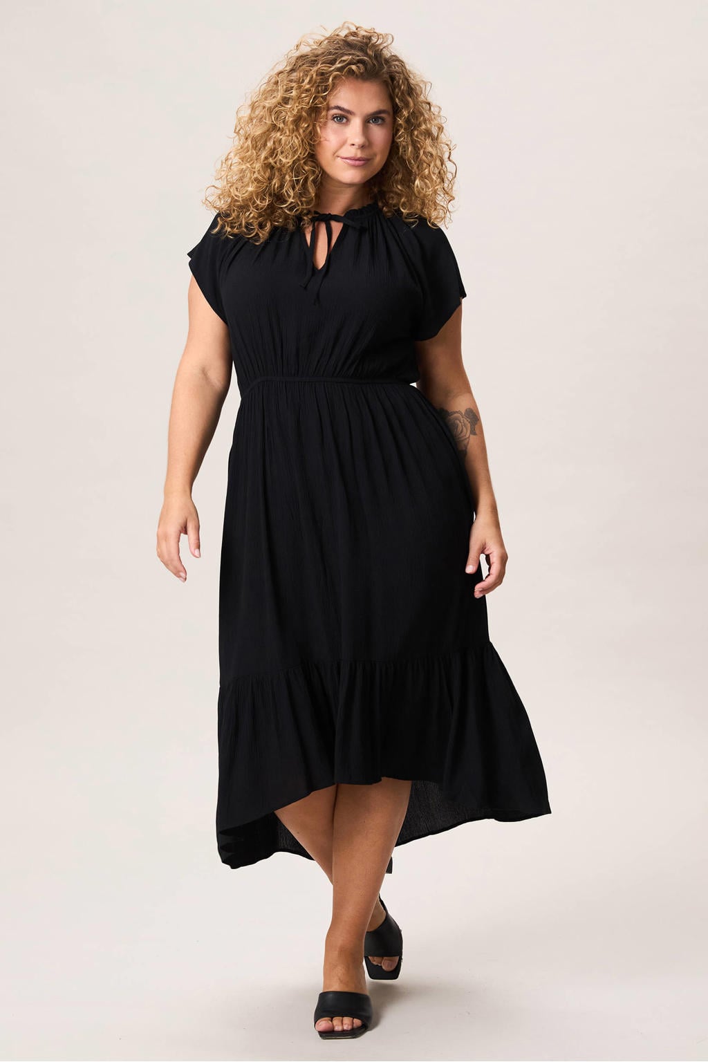 Zwarte dames Miss Etam Plus viscose midi jurk met effen, korte mouwen, elastische tailleband en plooien