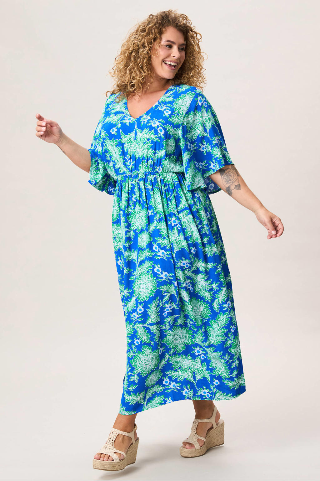 Blauw en groene dames Miss Etam Plus viscose midi gebloemde zomerjurk met half lange mouwen en elastische tailleband