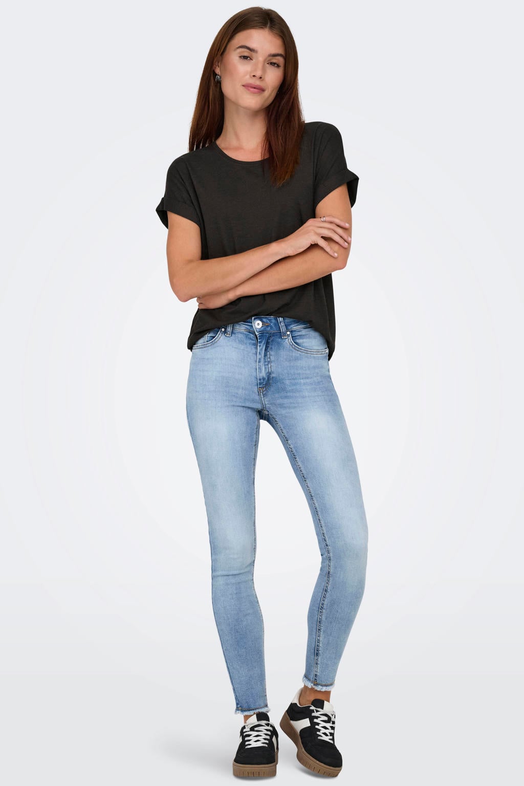 Zwarte dames ONLY rechtvallend T-shirt van viscose met effen, korte mouwen, ronde hals en omslagdetail