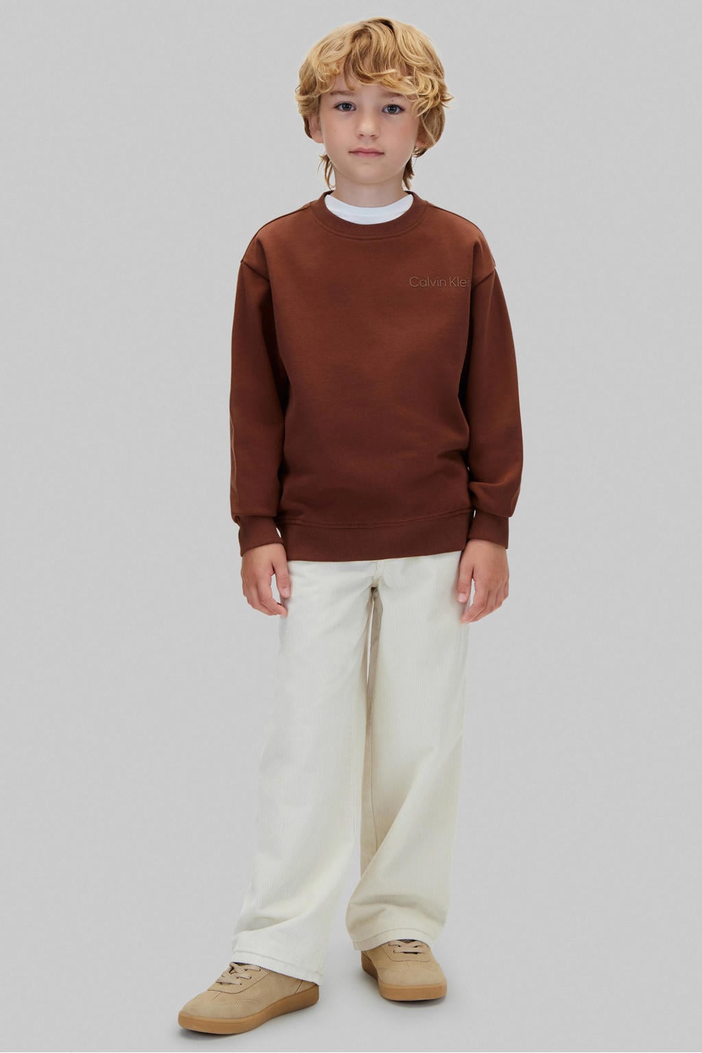 Bruine jongens Calvin Klein sweater met backprint, lange mouwen, ronde hals en geribde boorden