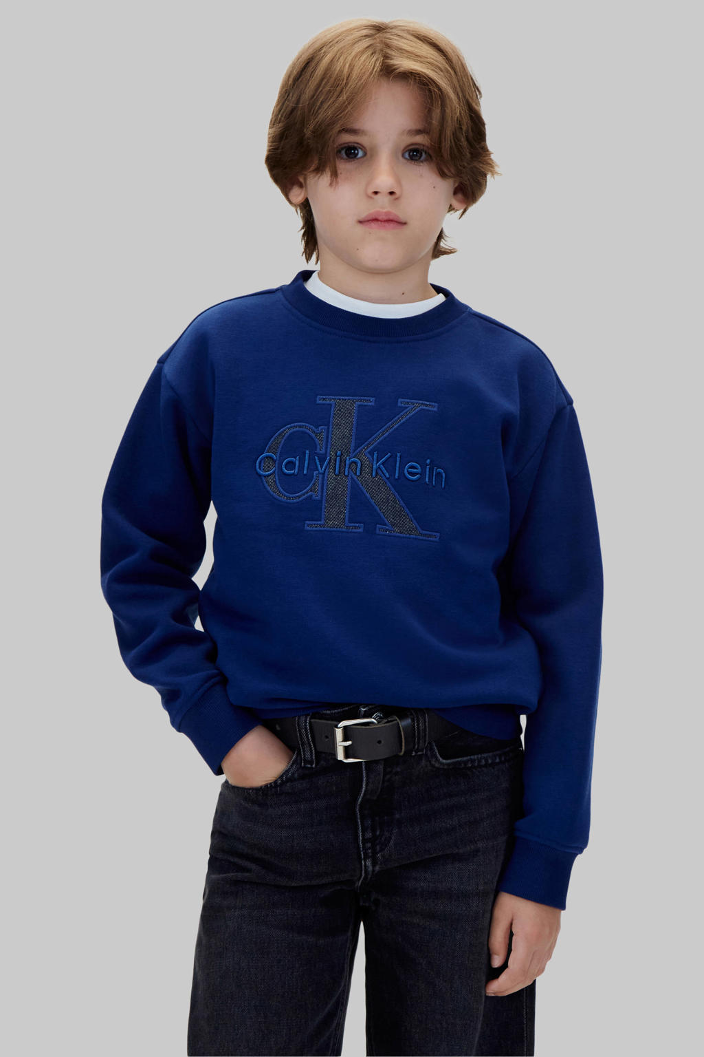 Blauwe jongens Calvin Klein sweater en logo met lange mouwen, ronde hals en borduursels