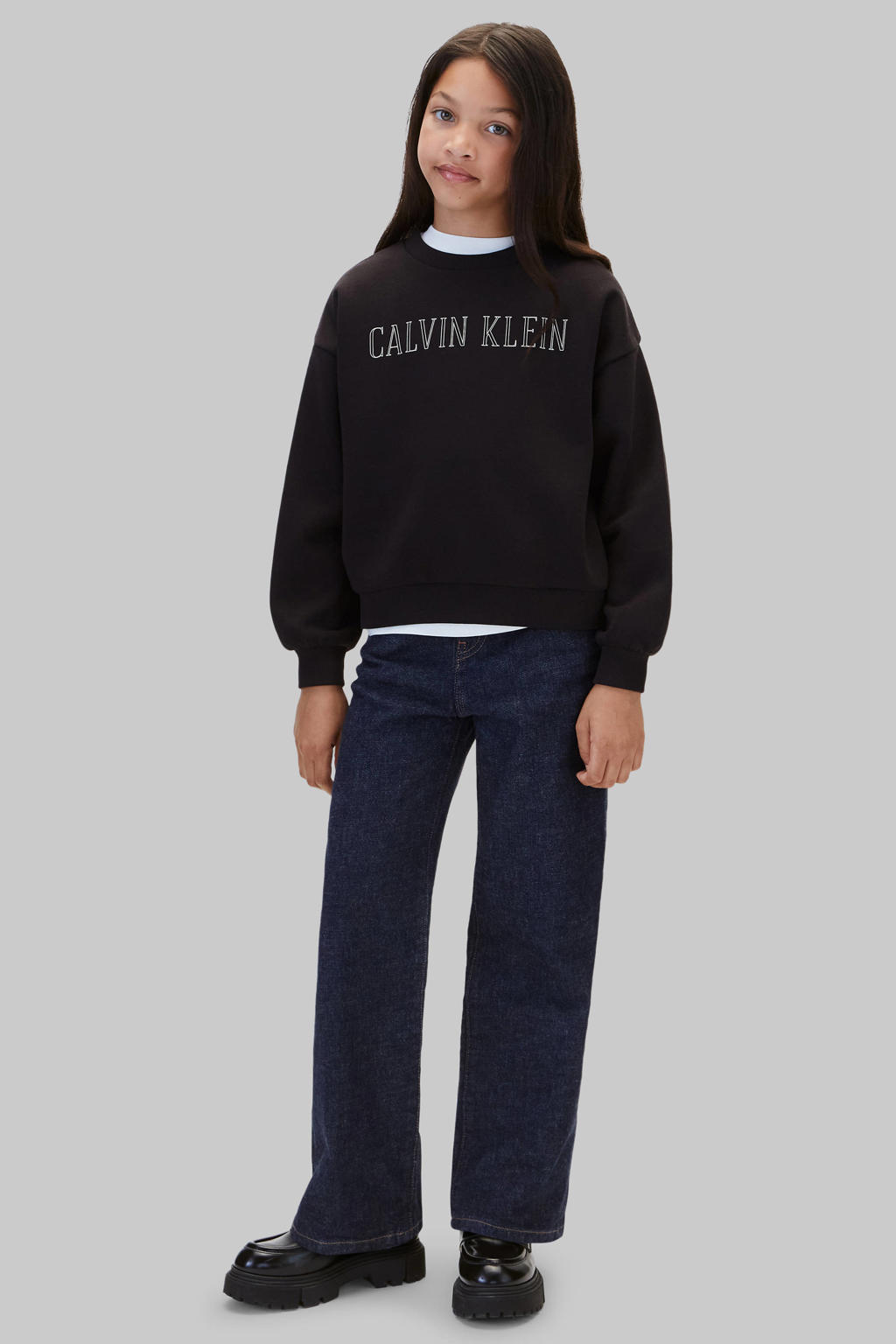 Zwarte meisjes Calvin Klein sweater met logo dessin, lange mouwen, ronde hals en geribde boorden