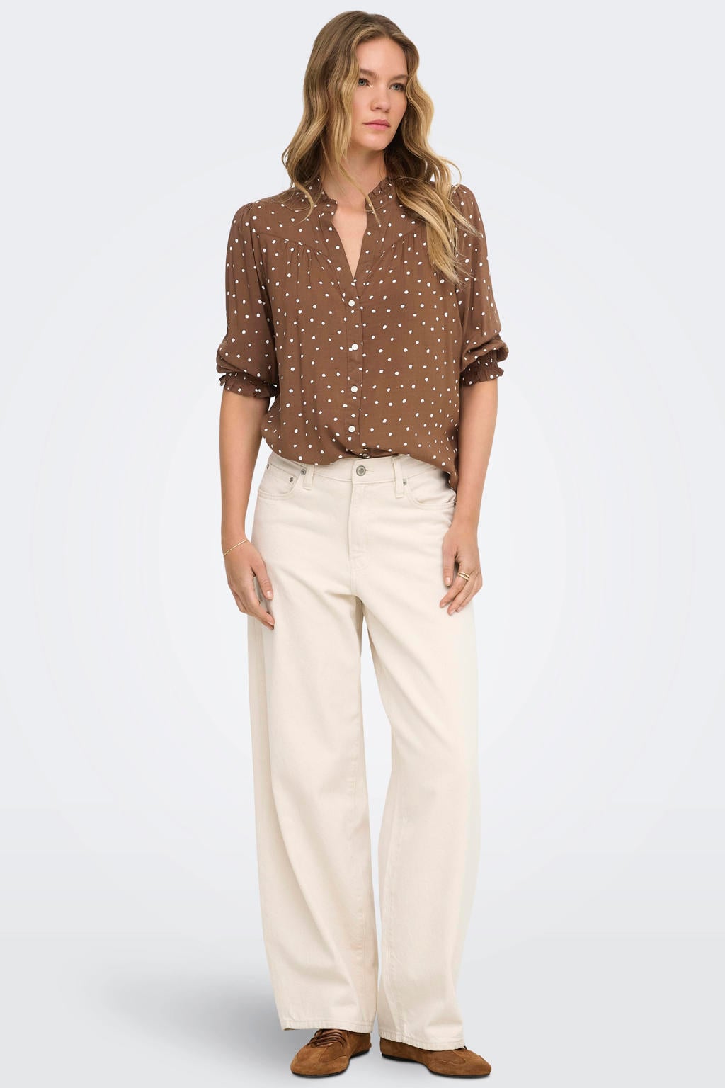 Bruine dames ONLY rechtvallende blouse van viscose met stippenprint, driekwart mouwen, V-hals, knoopsluiting en geweven detail