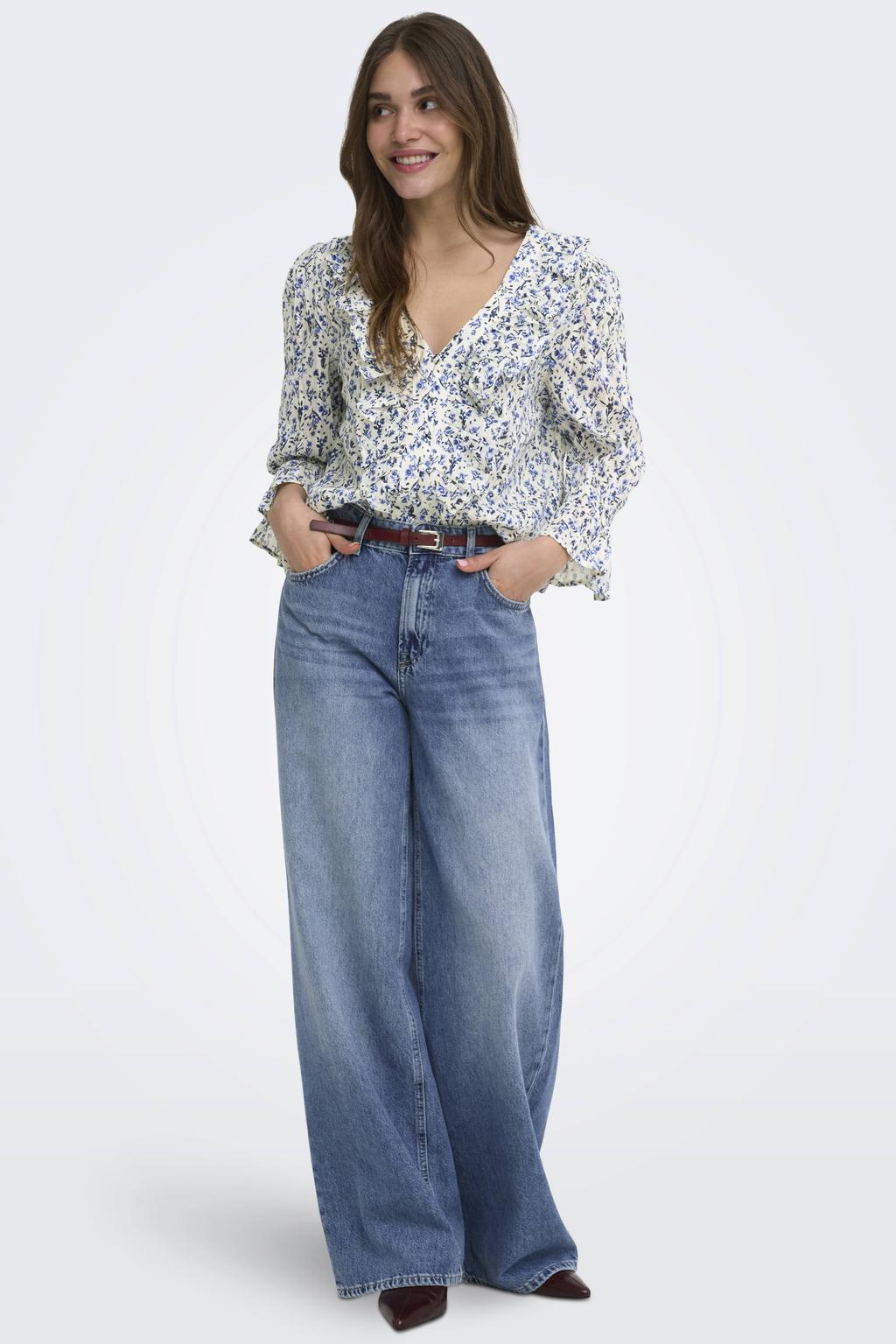 Ecru en blauwe dames ONLY katoenen gebloemde top met driekwart mouwen, V-hals en ruches