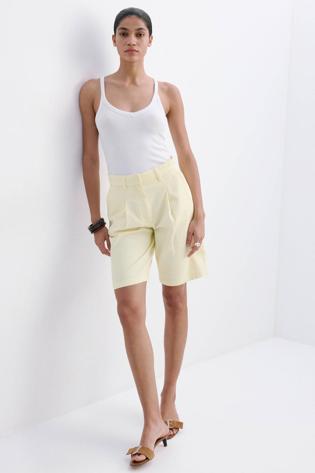 Lichtgele dames Mango regular fit chino short van katoen met high waist en effen