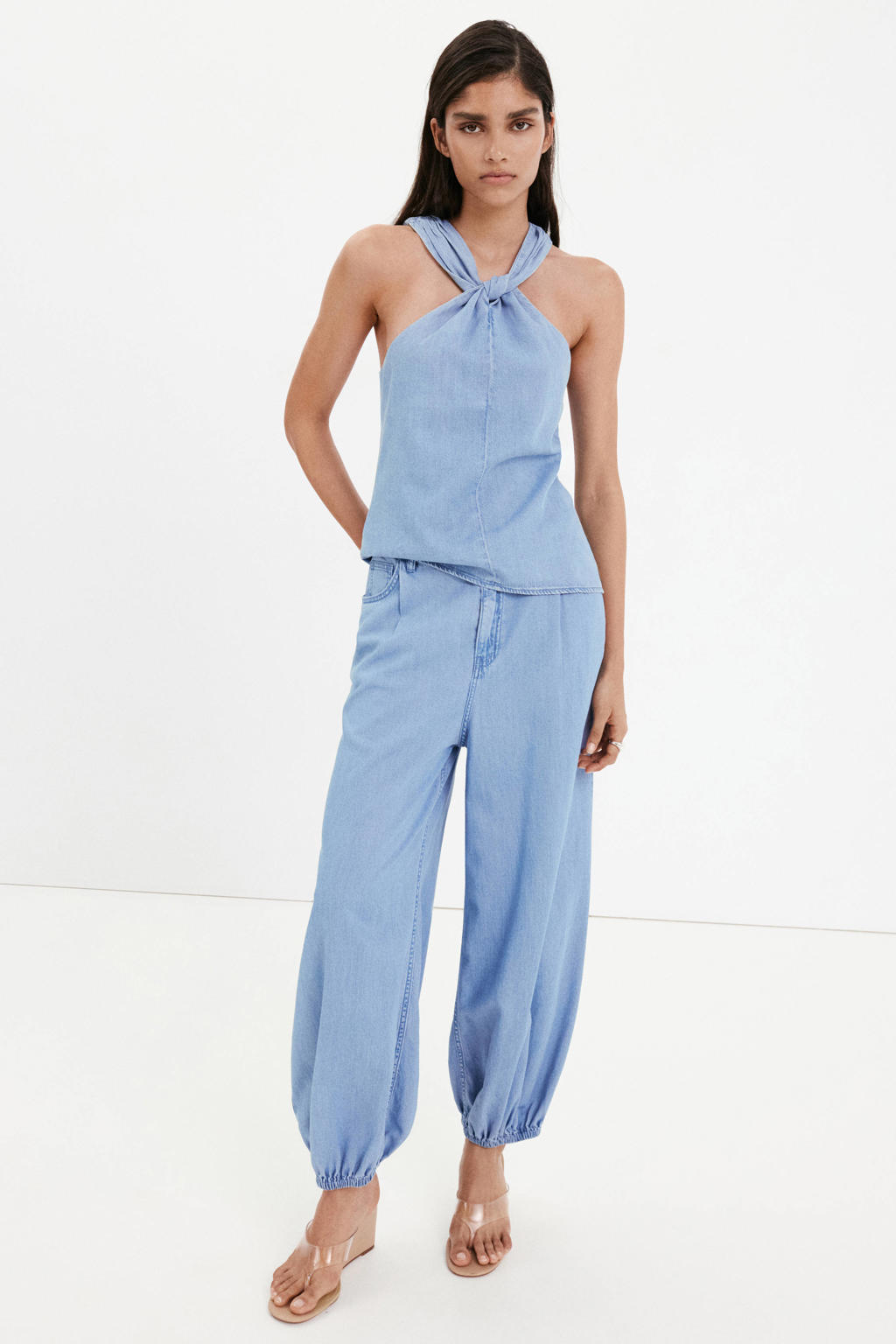 Light blue denim dames Mango barrel broek van lyocell met regular waist, rits, haak- en knoopsluiting en effen