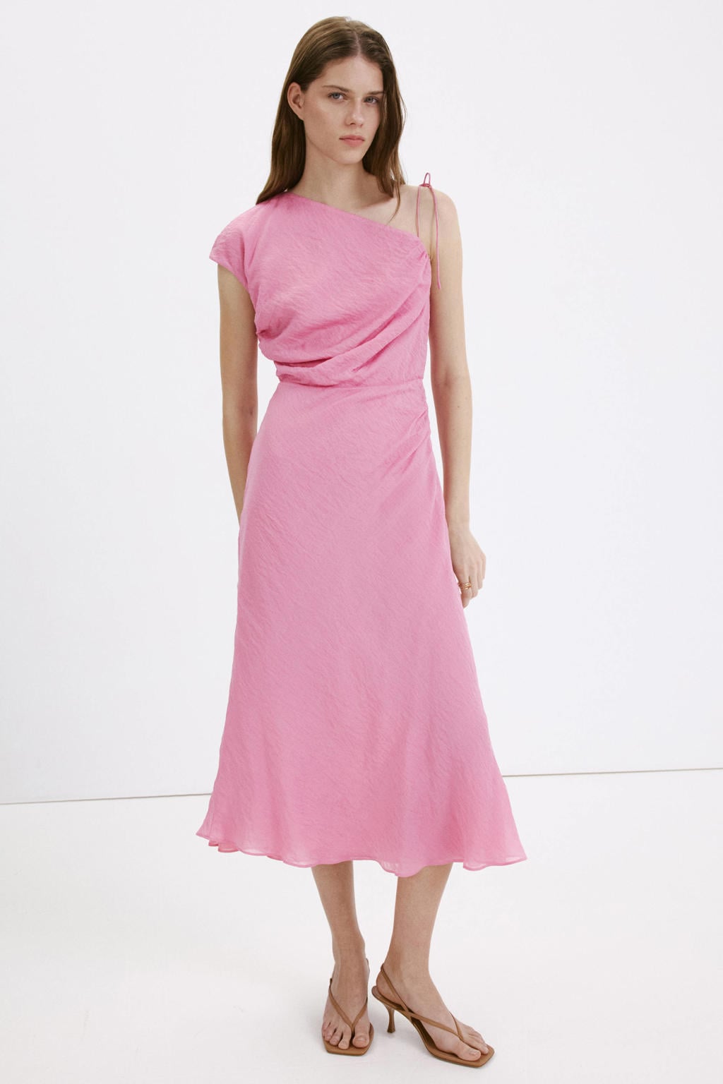 Mango one shoulder viscose midi jurk - lichtroze