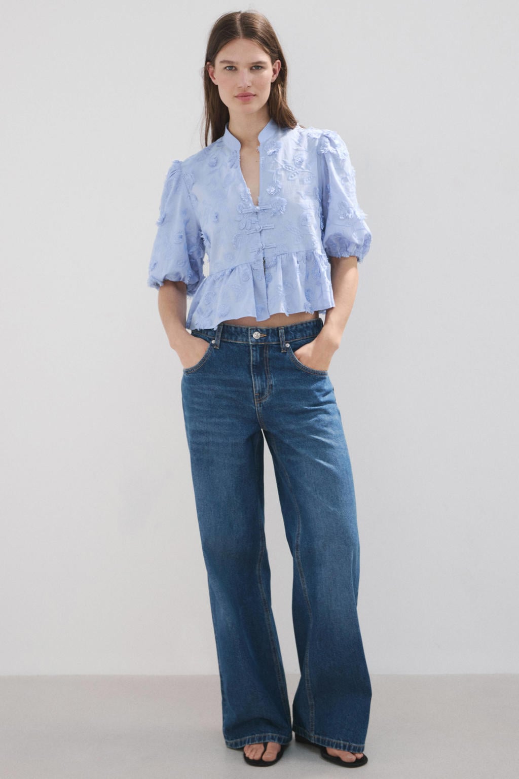 Mango blouse met borduursels - lichtblauw