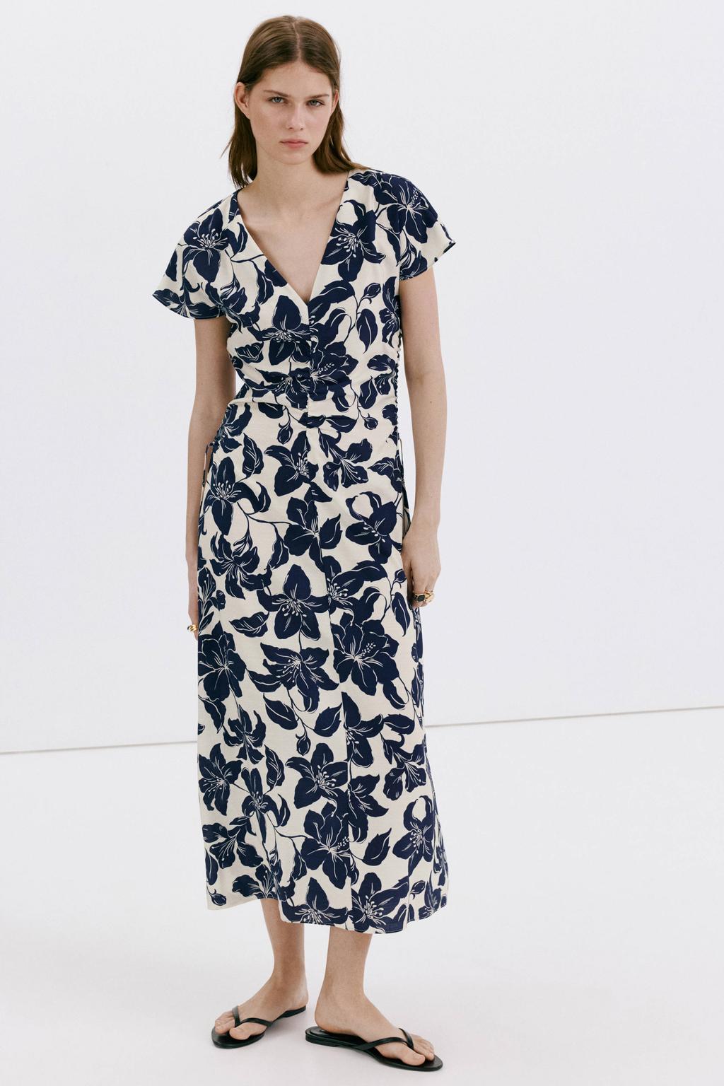 Ecru en donkerblauwe dames Mango gebloemde midi jurk van viscose met korte mouwen, V-hals en ritssluiting