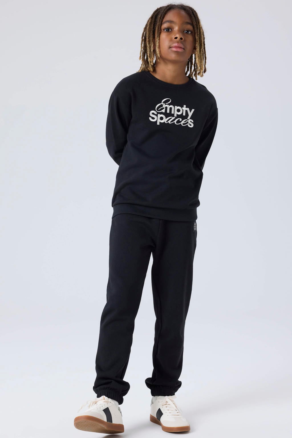 Zwarte jongens NAME IT KIDS sweater met tekst print, lange mouwen, ronde hals en borduursels