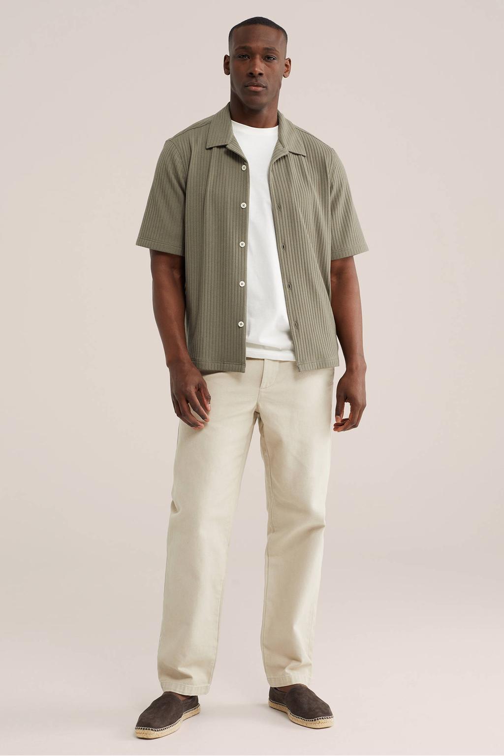 Olijfgroene heren WE Fashion relaxed fit overhemd van polyester met effen, korte mouwen, klassieke kraag en gebreide details