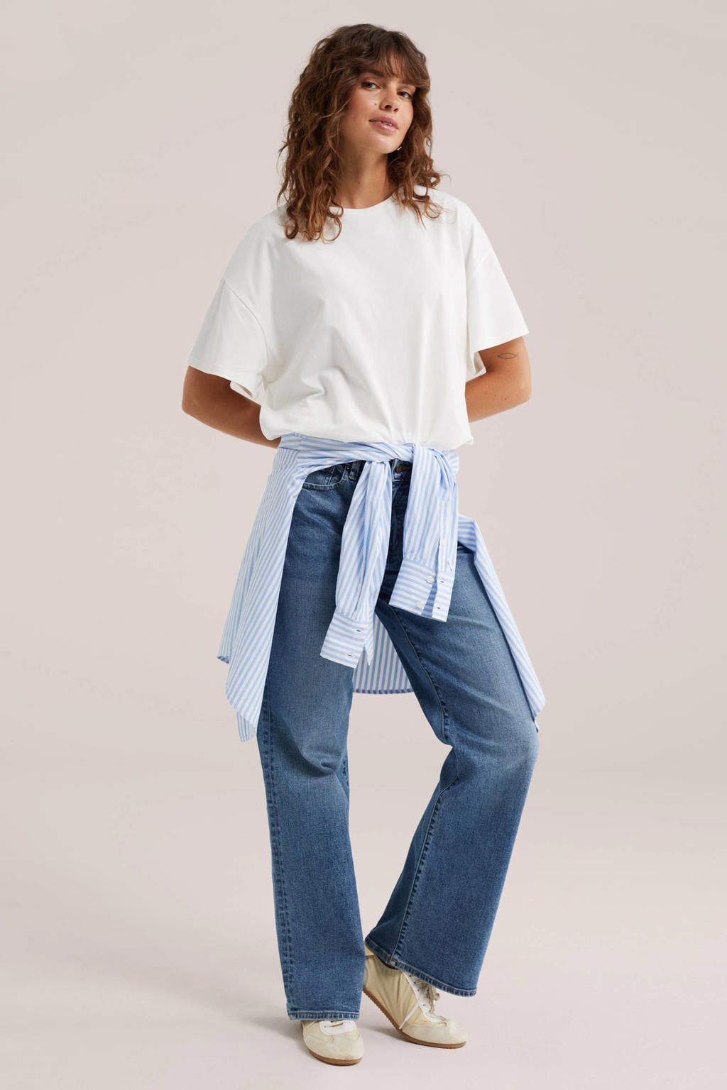 Medium blue denim dames WE Fashion flared jeans mediumblauw van denim met regular waist, rits- en knoopsluiting en effen