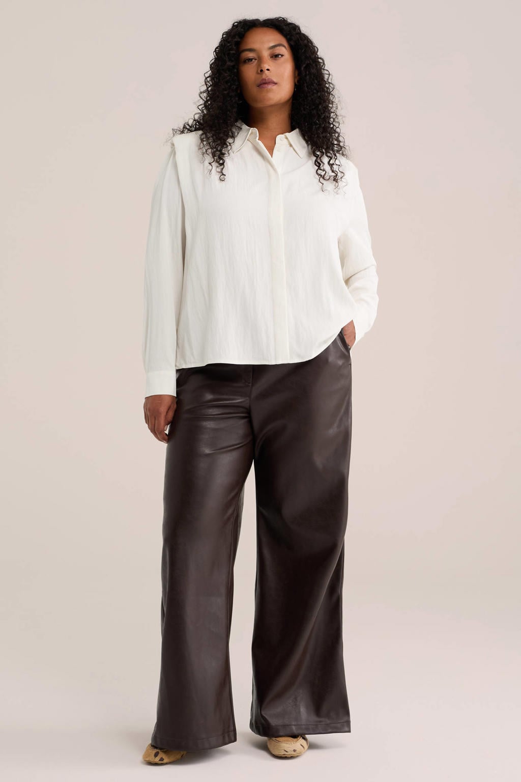 Bruine dames WE Fashion Plus Size imitatieleren flared broek met regular waist en rits, haak- en knoopsluiting