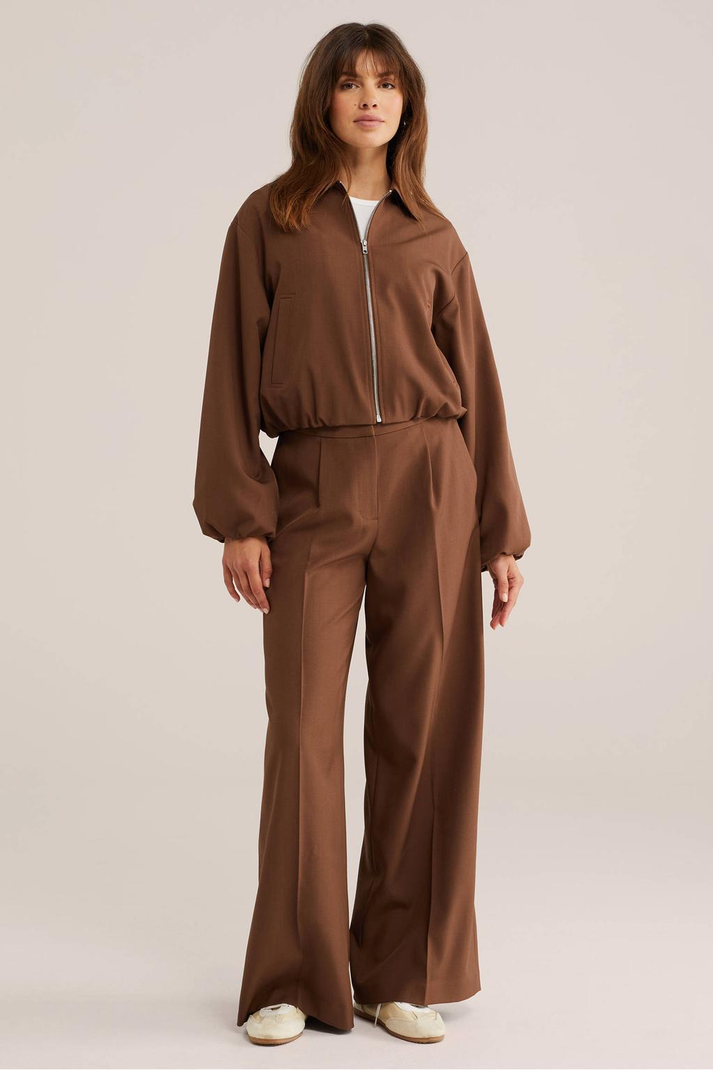 Camelkleurige dames WE Fashion wide leg broek met rits- en haaksluiting en effen