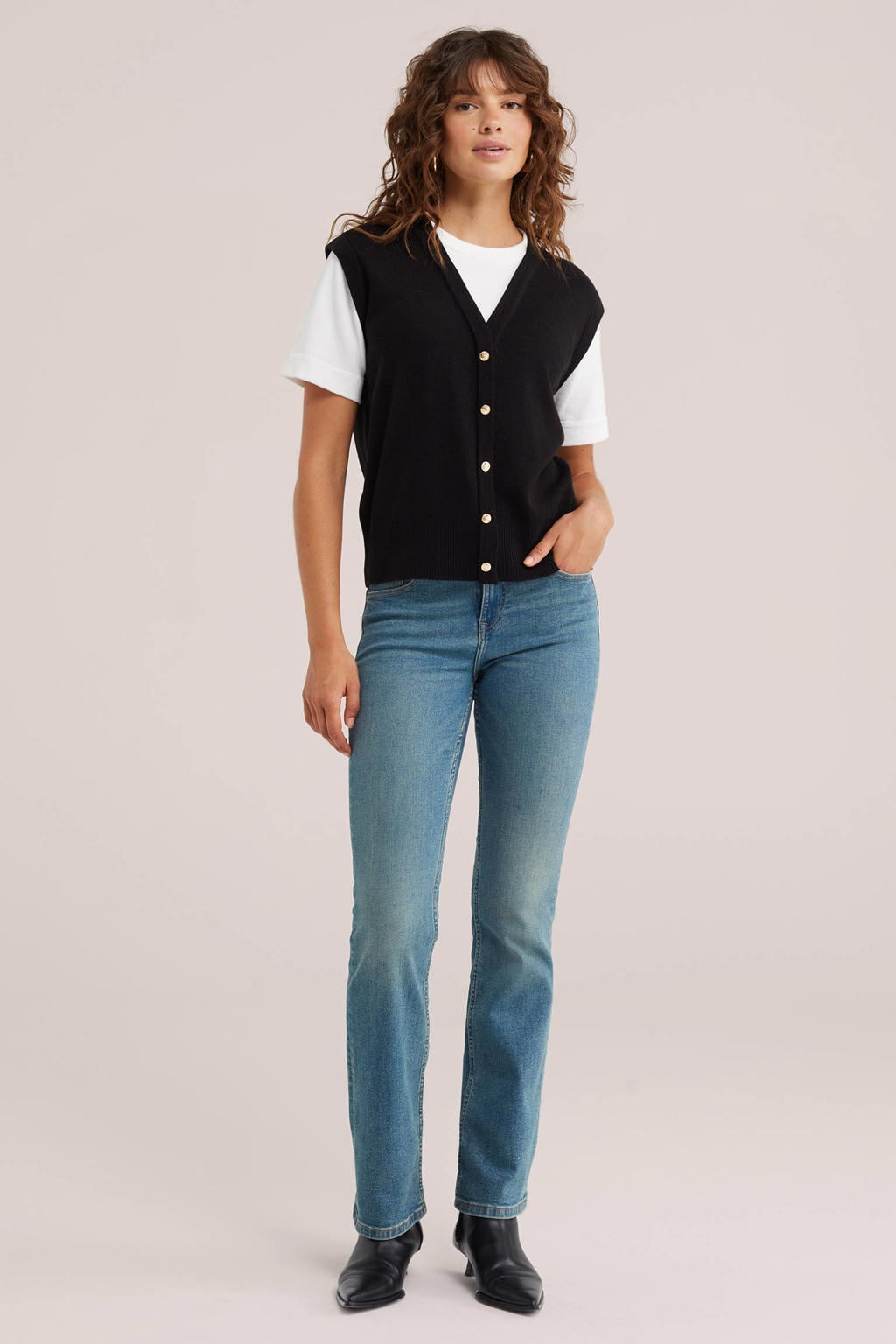 Medium blue denim dames WE Fashion bootcut jeans mediumblauw van denim met regular waist, rits- en knoopsluiting en effen