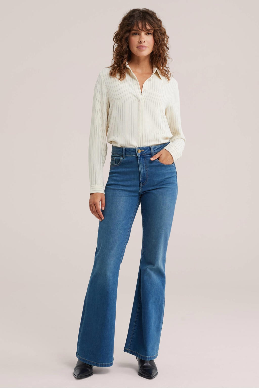 Dark blue denim dames WE Fashion flared jeans van denim met regular waist, rits- en knoopsluiting en effen