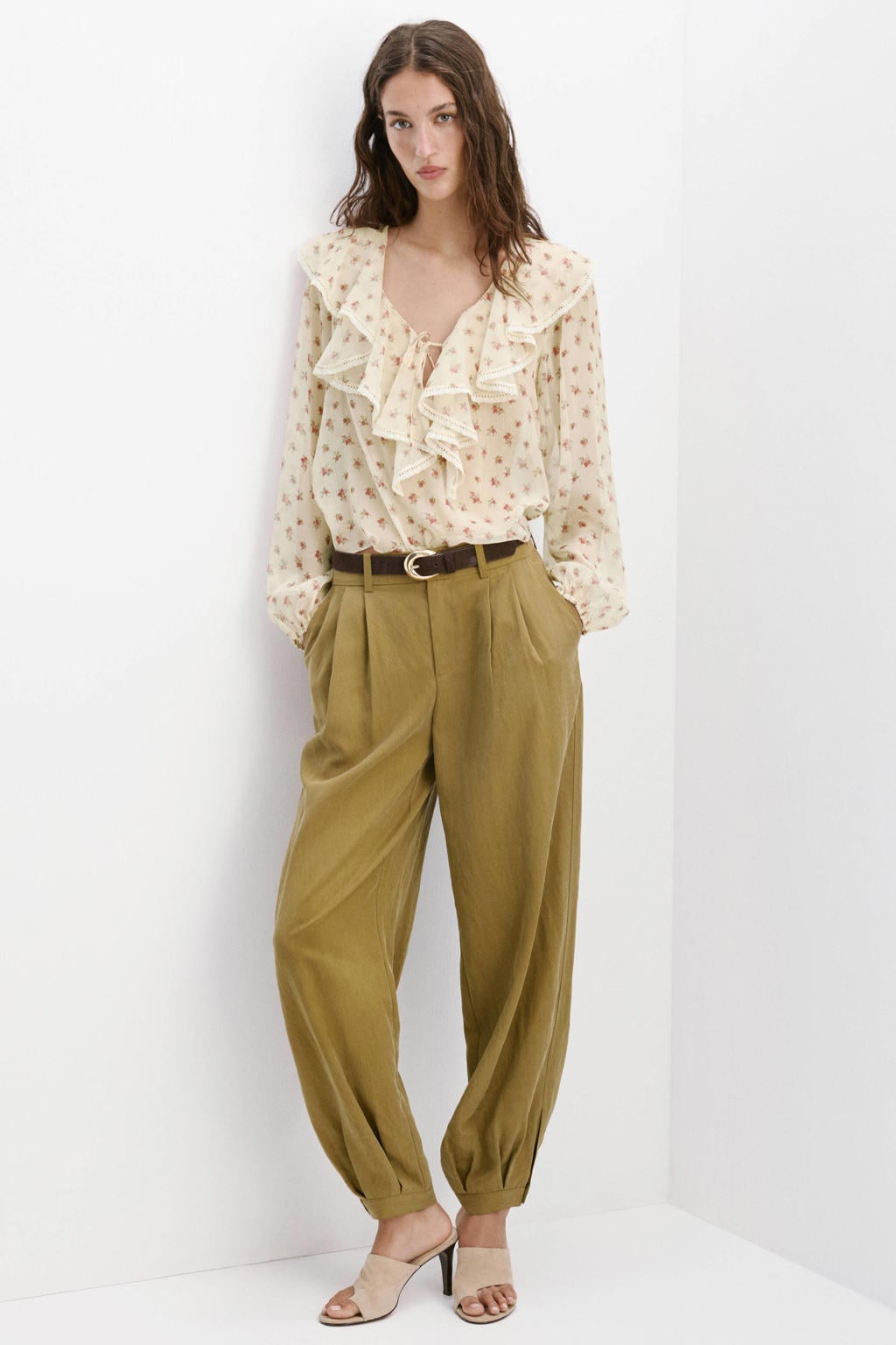 Lichtgeel en rode dames Mango gebloemde blouse van polyester met lange mouwen, klassieke kraag, knoopsluiting en ruches