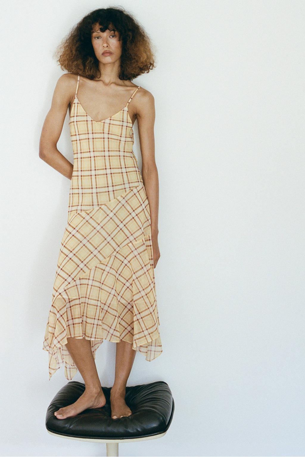 Lichtgeel en witte dames Mango viscose geruite midi jurk met V-hals