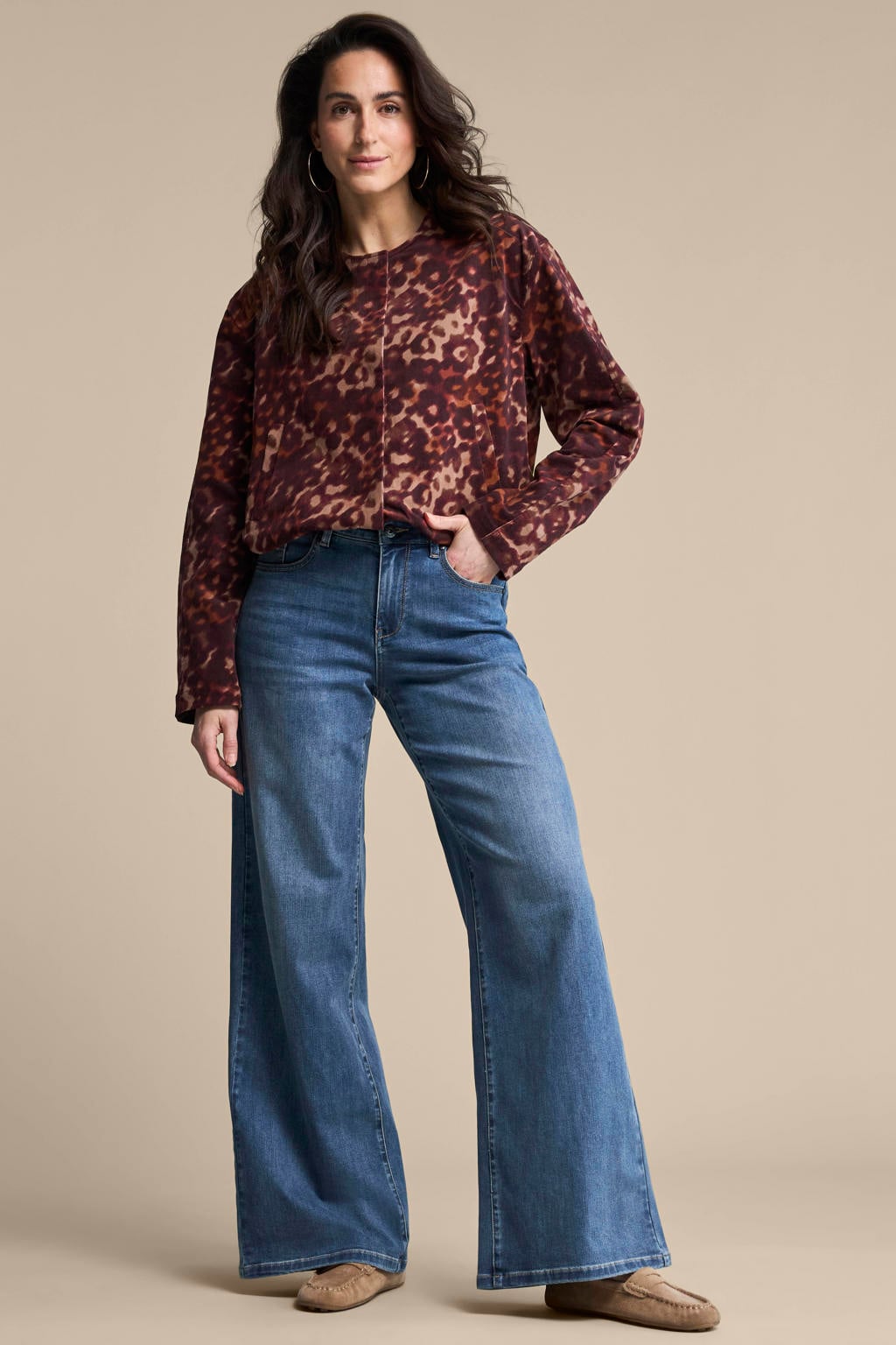 Donkerrode dames Red Button corduroy jack en print meerkleurig met lange mouwen, ronde hals, knoopsluiting en elastische boord