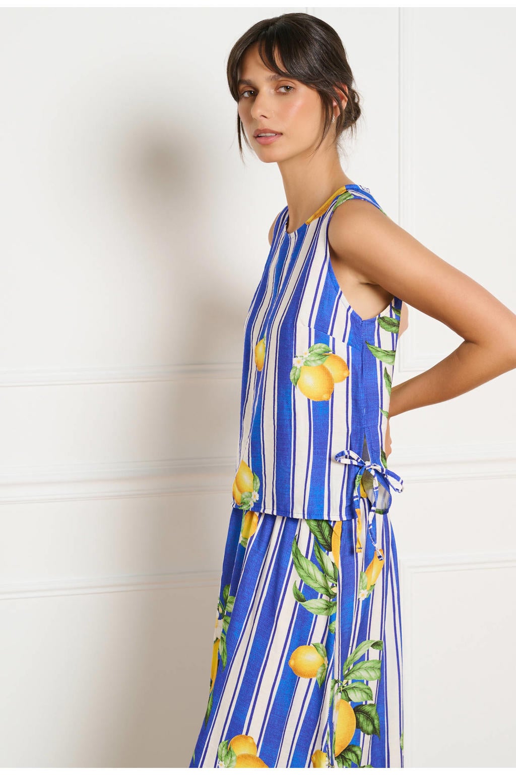 Blauw, wit en gele dames LOLALIZA gestreepte top van viscose met ronde hals en split
