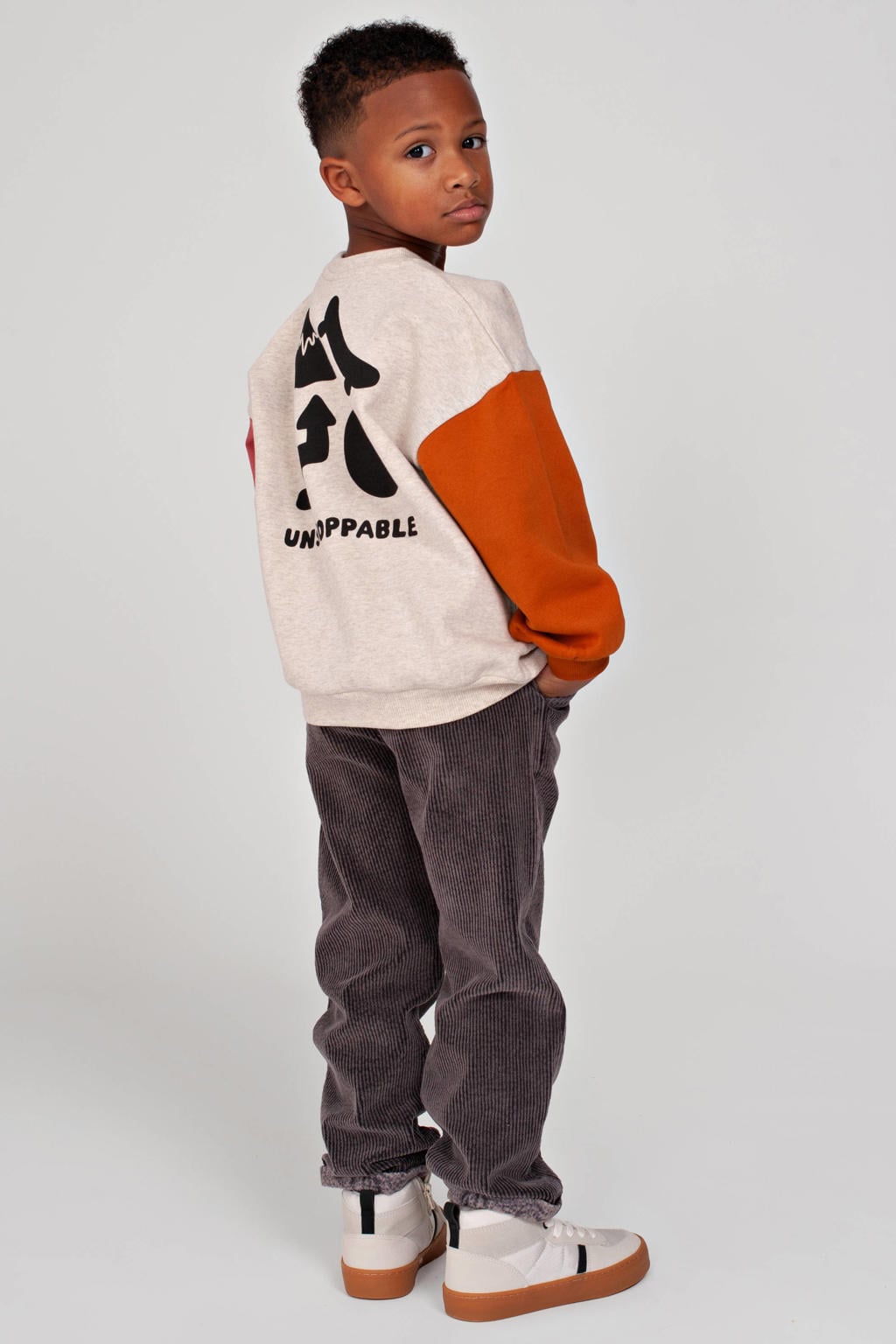 Ecru, roze en oranje jongens Sturdy oversized sweater Mountain top offwhite met backprint, lange mouwen en ronde hals