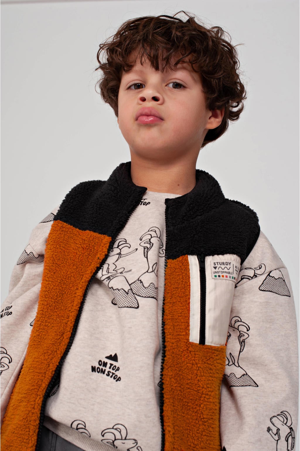 Ecru en zwarte jongens Sturdy relaxed fit sweater Mountain top offwhite met lange mouwen en ronde hals