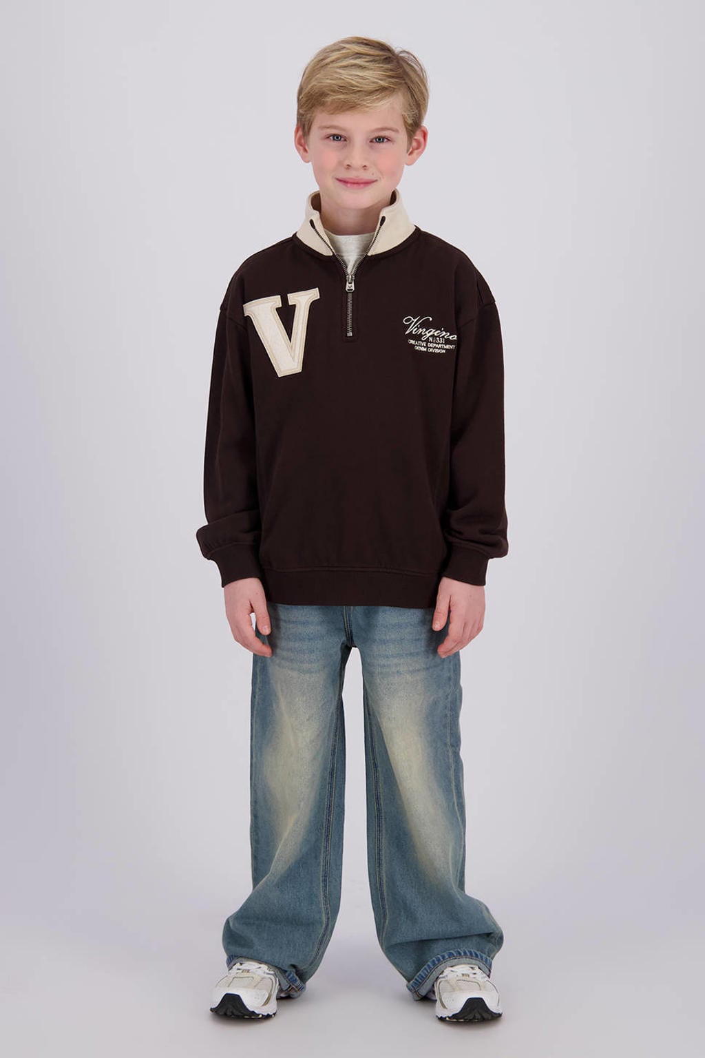 Donkerbruin en beige jongens Vingino oversized sweater met tekst print, lange mouwen, opstaande kraag en geribde boorden