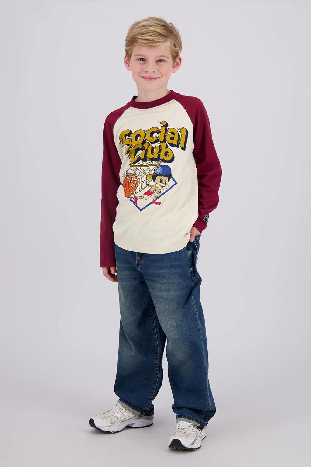Donkerrood en ecru jongens Vingino oversized longsleeve van katoen met meerkleurige print, lange mouwen en ronde hals