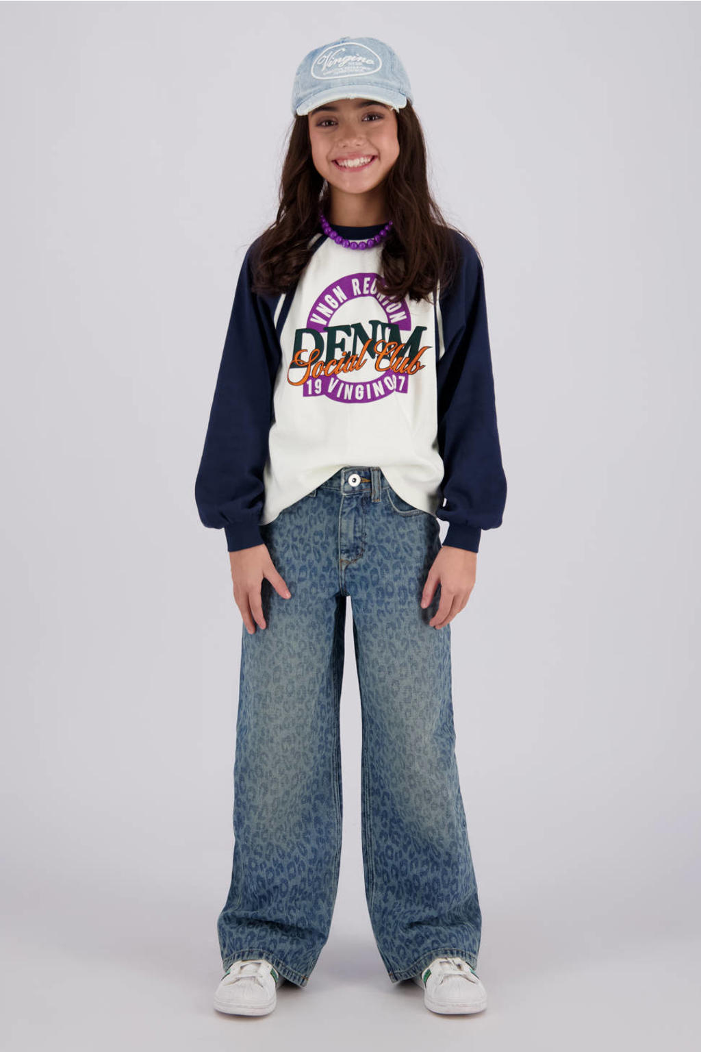 Donkerblauw en witte meisjes Vingino rechtvallende longsleeve van katoen met meerkleurige print, lange mouwen, ronde hals en geribde boorden