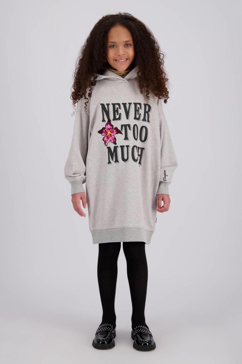 Grijze meisjes Vingino sweatjurk met tekst print, lange mouwen, capuchon, elastische tailleband en geribde boorden