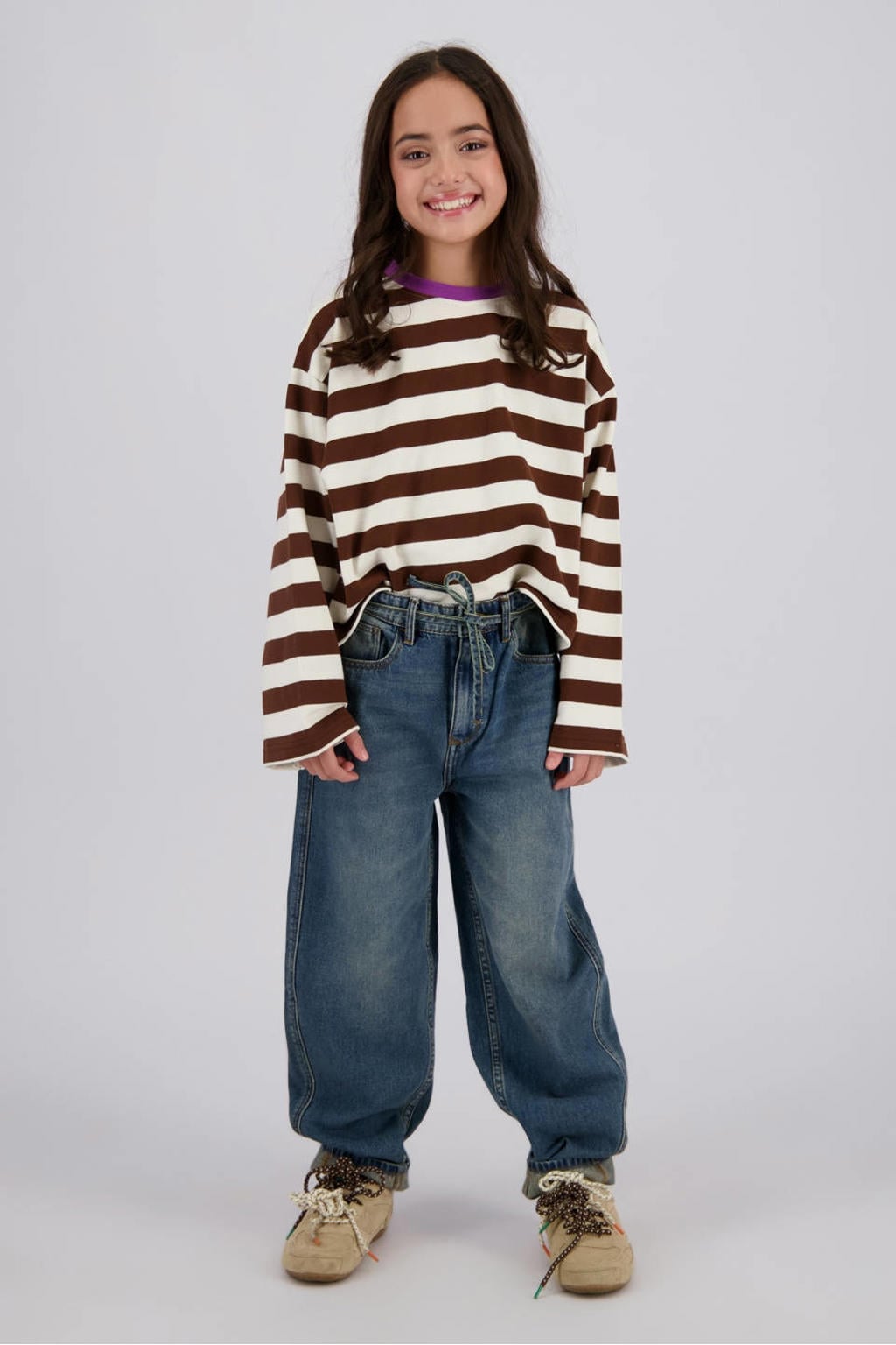 Medium blue denim meisjes Vingino Cecilia barrel jeans mediumblauw van katoen met regular waist, rits- en knoopsluiting en effen