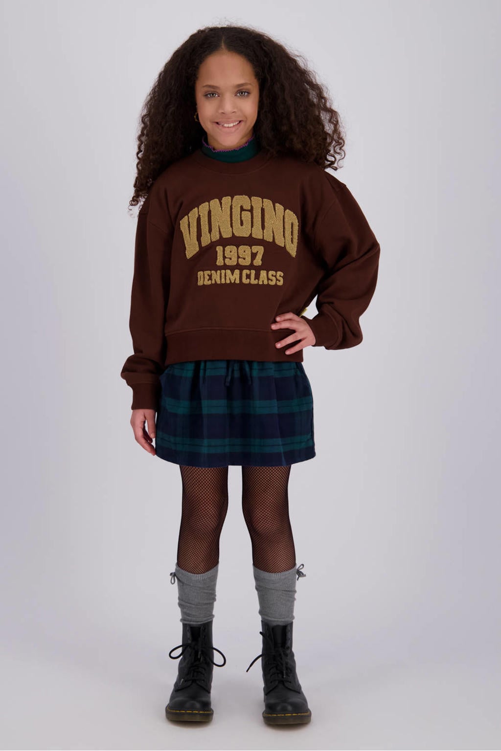 Donkerblauwe meisjes Vingino rechtvallende sweater van katoen met logo dessin, lange mouwen, ronde hals en 3D applicatie