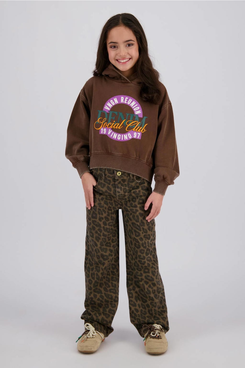 Bruine meisjes Vingino Cato wide leg jeans met rits- en knoopsluiting en panterprint