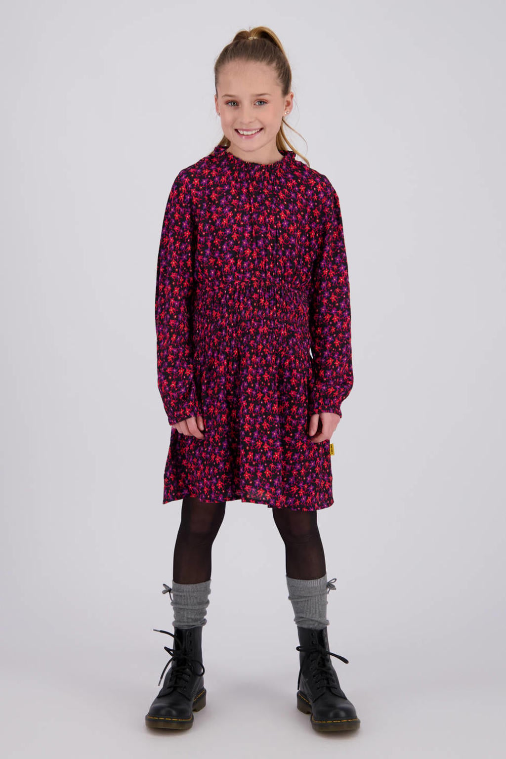 Zwart, rood en paarse meisjes Vingino gebloemde midi jurk van viscose met lange mouwen, ronde hals en knoopsluiting