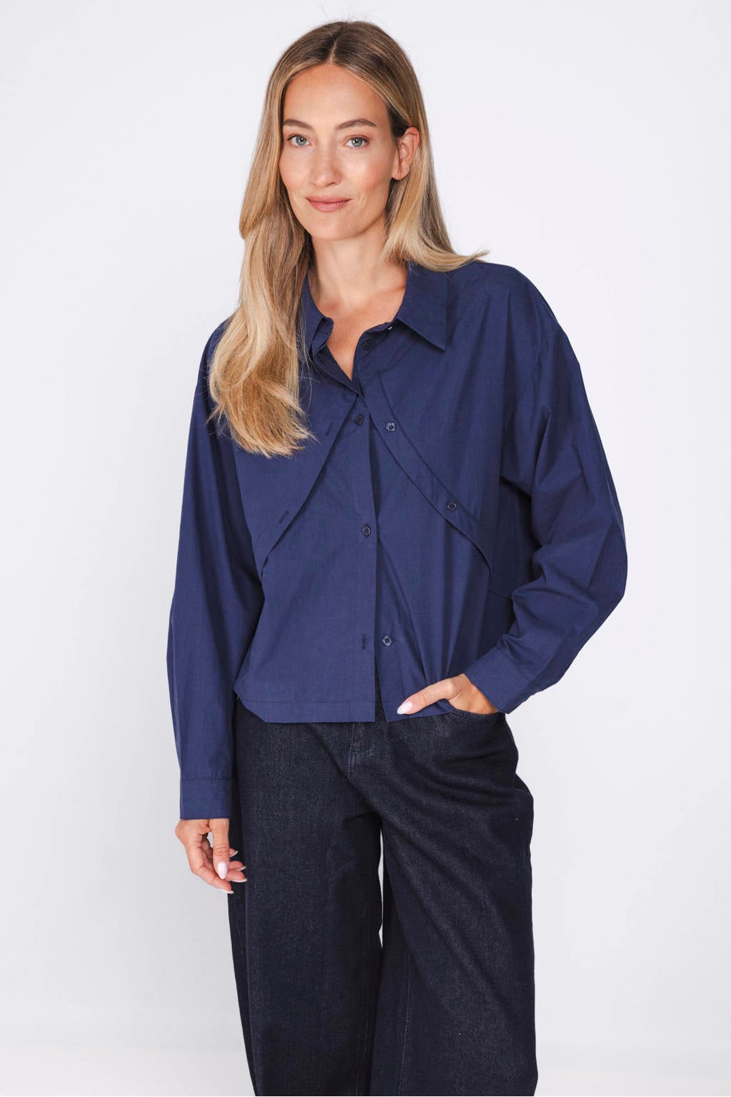 Donkerblauwe dames Poools blouse van katoen met effen, lange mouwen, klassieke kraag, knoopsluiting en overslag detail