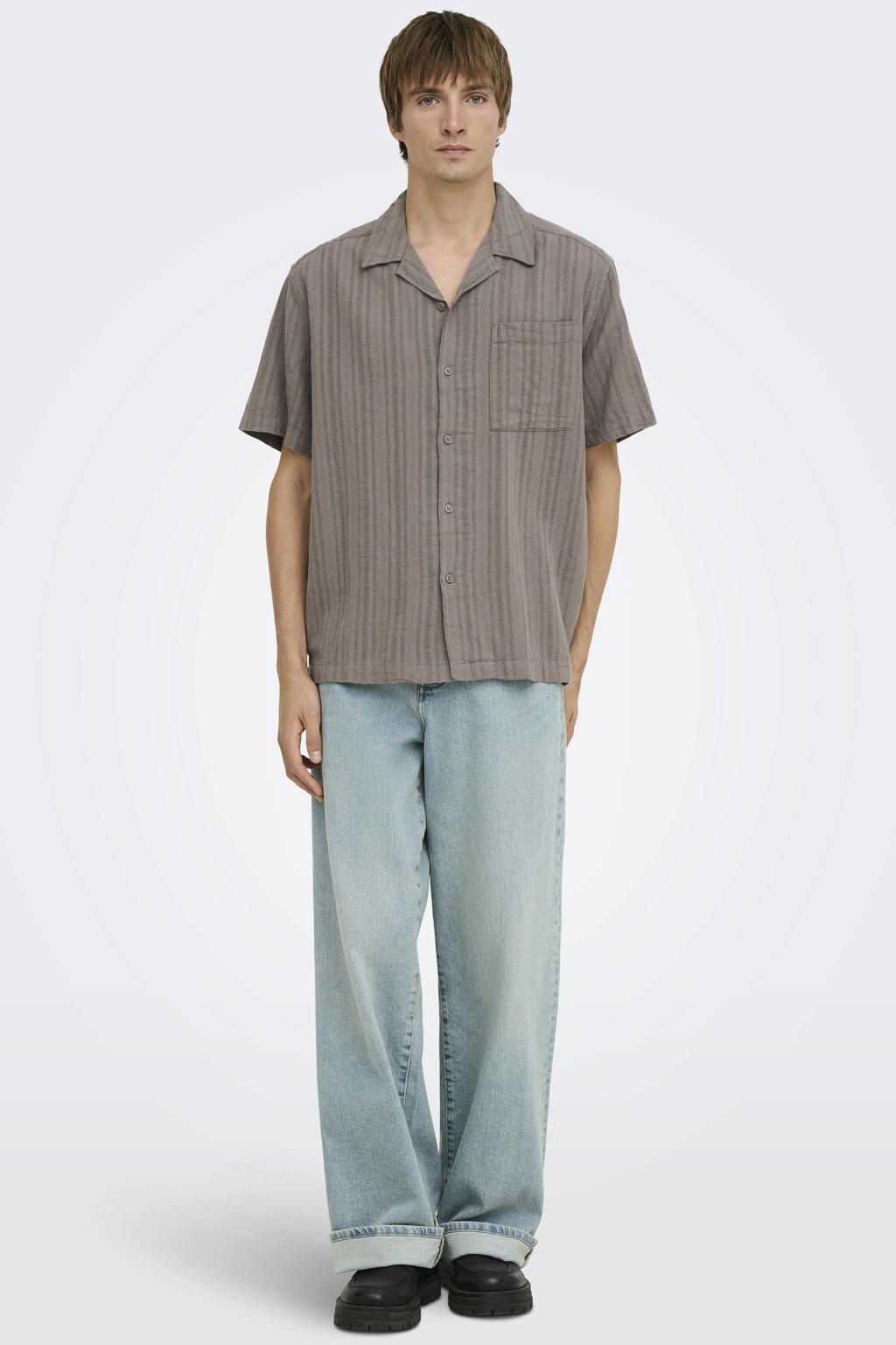 Taupe heren ONLY & SONS relaxed fit overhemd van linnen met effen, korte mouwen en reverskraag